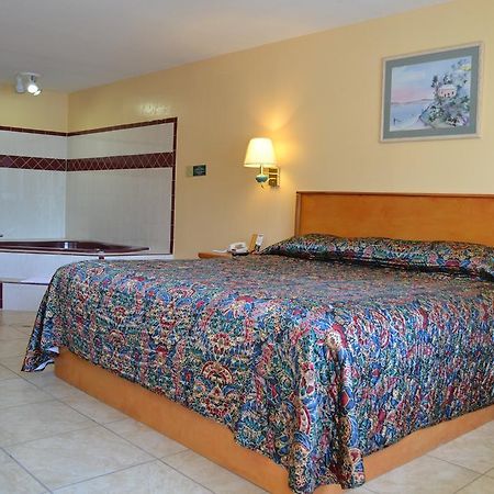 Deluxe Inn And Suites Уеслако Екстериор снимка