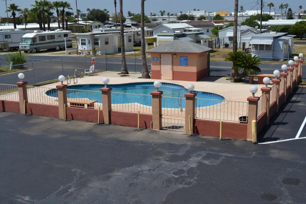 Deluxe Inn And Suites Уеслако Екстериор снимка