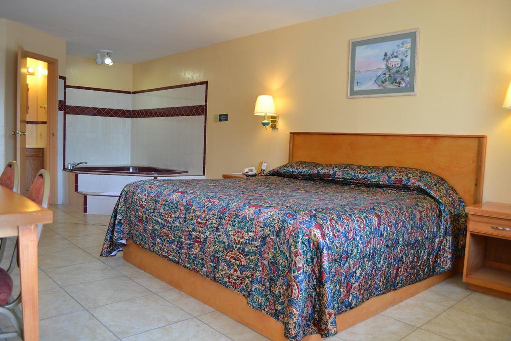 Deluxe Inn And Suites Уеслако Екстериор снимка