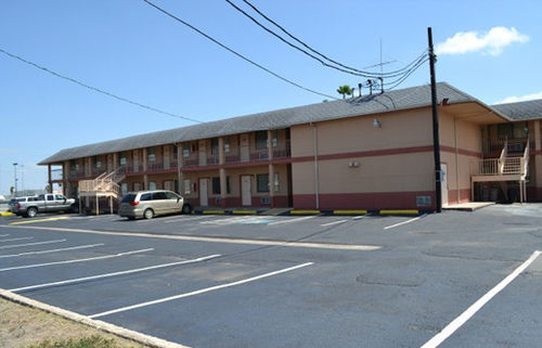 Deluxe Inn And Suites Уеслако Екстериор снимка