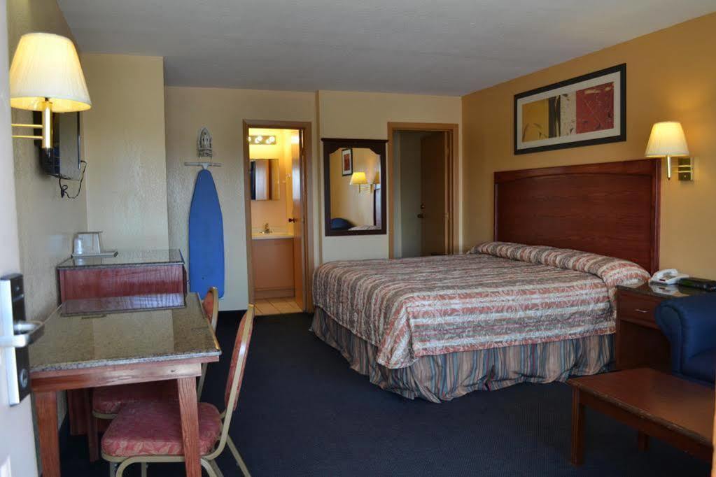 Deluxe Inn And Suites Уеслако Екстериор снимка