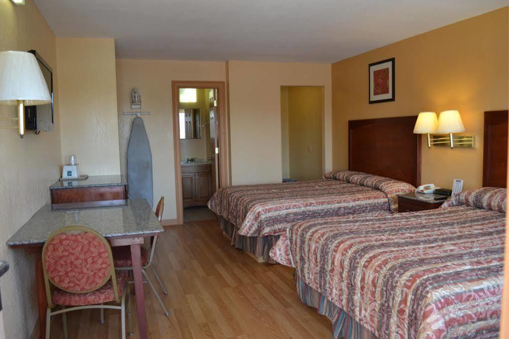 Deluxe Inn And Suites Уеслако Екстериор снимка