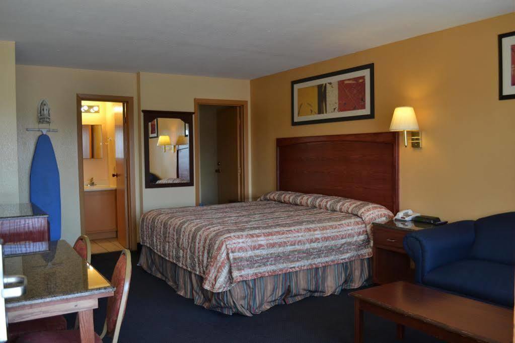 Deluxe Inn And Suites Уеслако Екстериор снимка